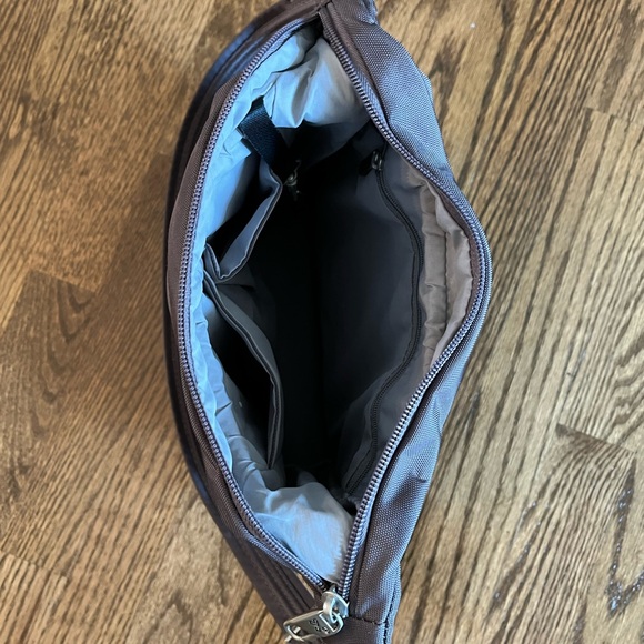 Travelon Anti Theft Crossbody Bag - Picture 4 of 4